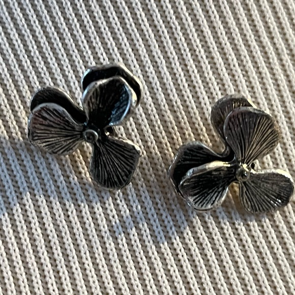 Gorgeous silver Fossil earrings.  These are a lovely pair of earrings earrings.. - Picture 6 of 11